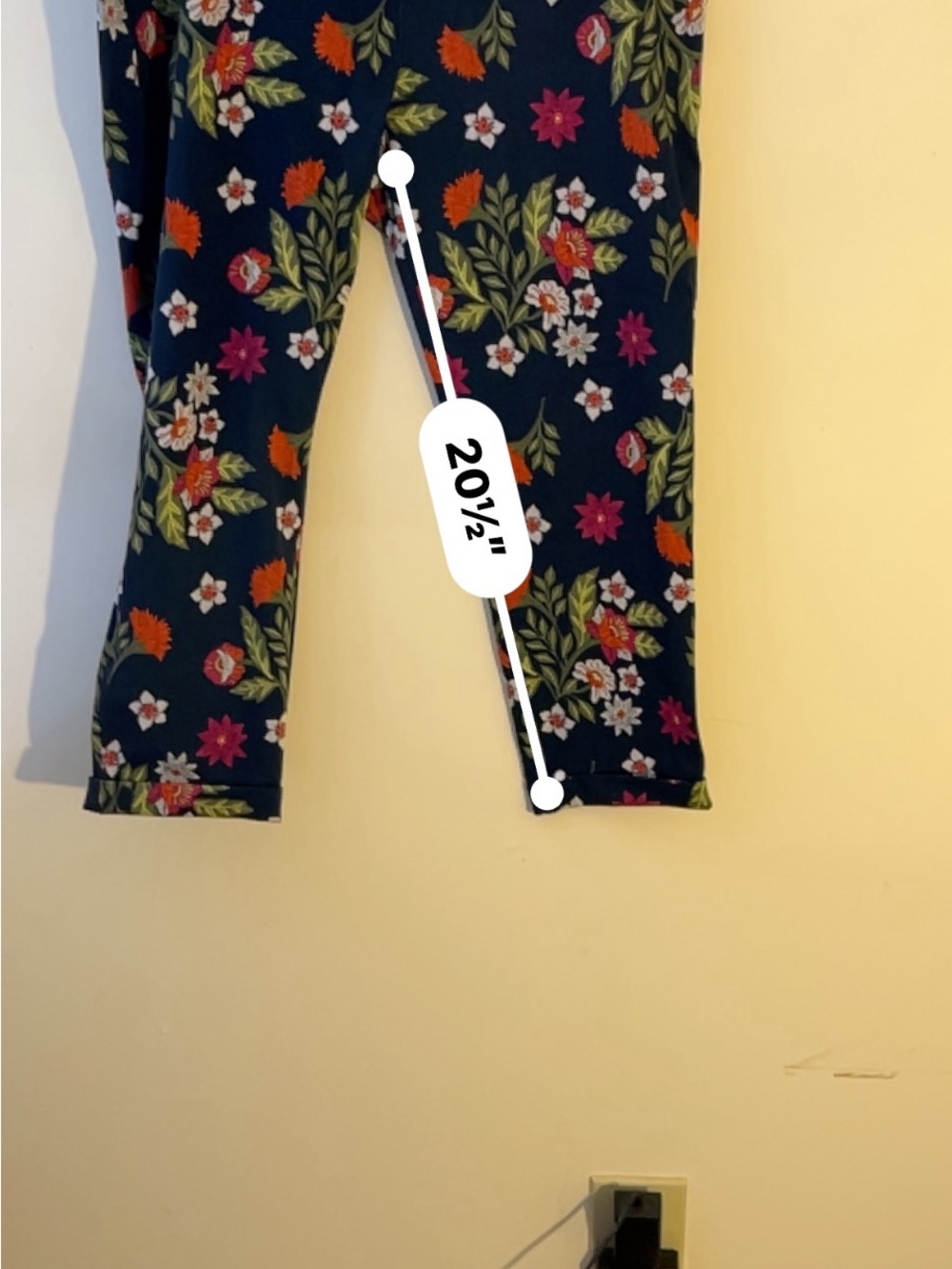 Navy capri leggings with floral print. - Picture 6 of 9